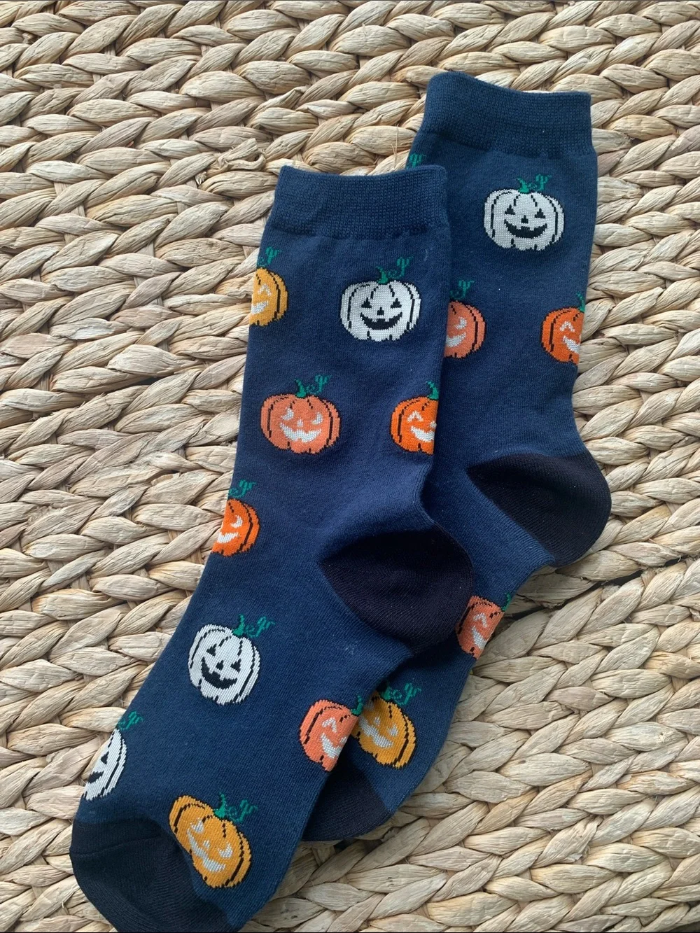 Nwot Navy pumpkin Socks adult size